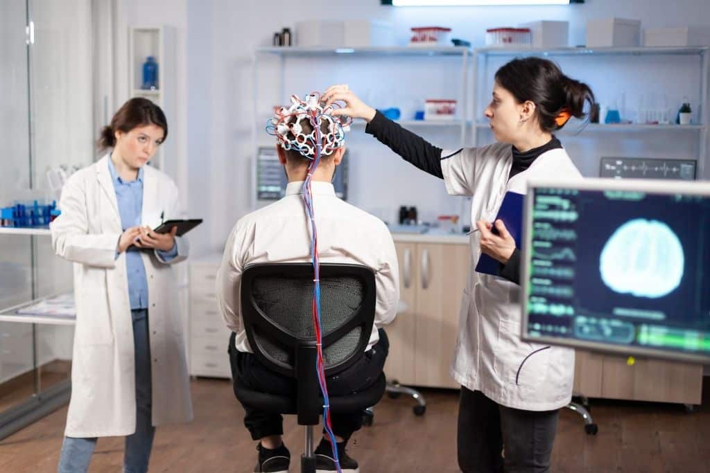 Neurophysiologist vs Neurologist: What Testing Looks Like